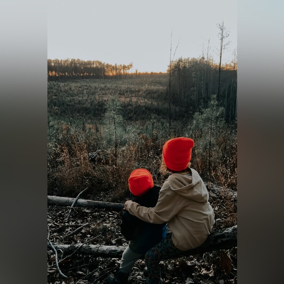 I’m going LIVE! Like this post to come hang with me for some amazing deals!🫶🏻 - Picture 11 of 17